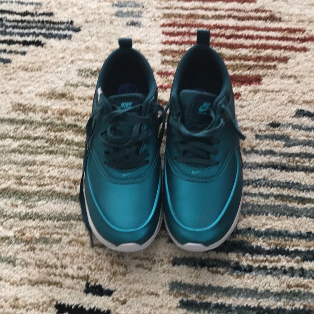 Nike Thea Sneakers 👟